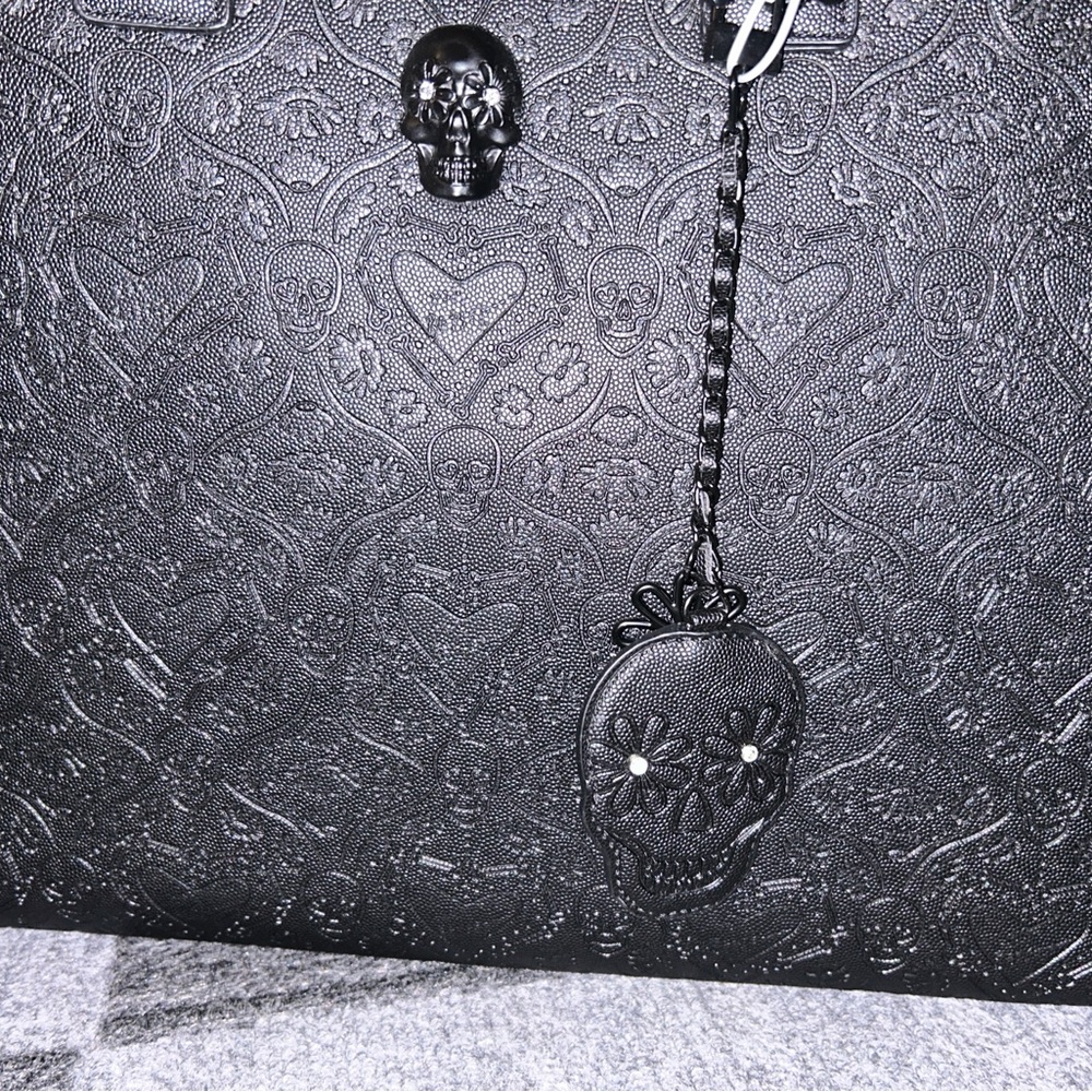 BETSEY JOHNSON XL BLACK SUGAR SKULL & HEARTS DOUBLE HANDLE/CHAIN STRAPS TOTE NWT - Picture 15 of 15